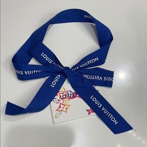 Louis Vuitton bow with card